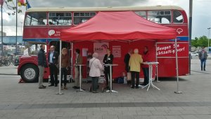 Veranstalter und Besucher trotzen Wind und Regen. Schlaganfall-Bus in Kiel (30.05.2015)